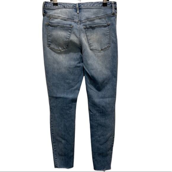 Massimo high rise jeans. Size 6/28R
Light medium wash power stretch‎ mom jean - Picture 3 of 6